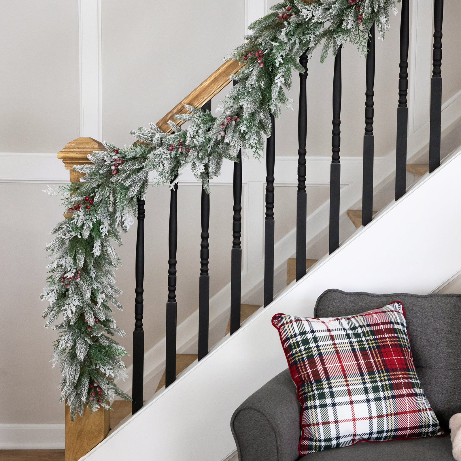 Northlight Seasonal 84" Frosted Berry Garland
