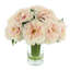 Pivoines disposées dans un vase en verre