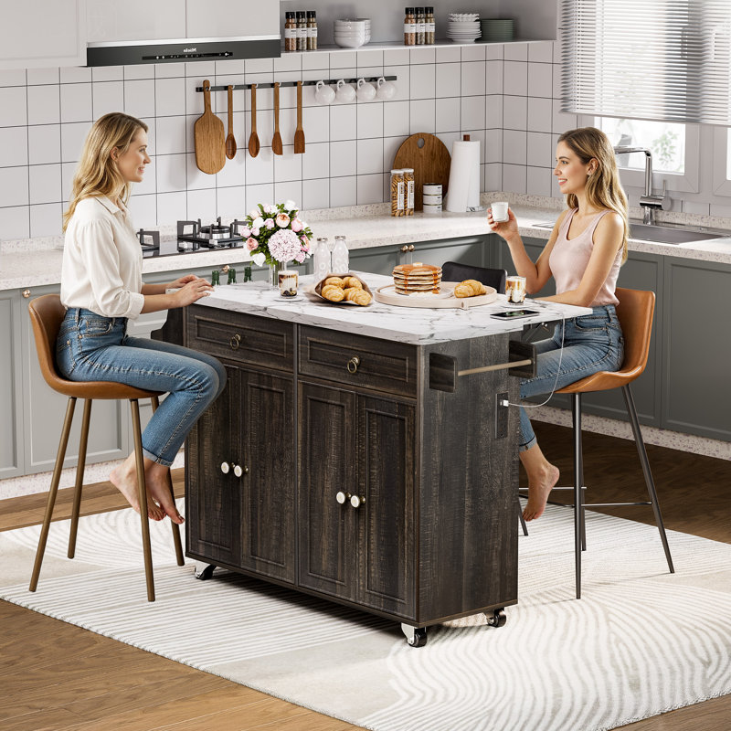 Chariot pour îlot de cuisine Farmhouse avec prise de courant et plateau de table pliable, îlot de cuisine roulant avec roues verrouillables, étagère à épices et armoires