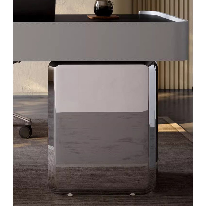 Élégant bureau en pierre frittée avec bordure en cuir et pieds en acier inoxydable, H 29,5 po x l 63 po x P 27,6 po