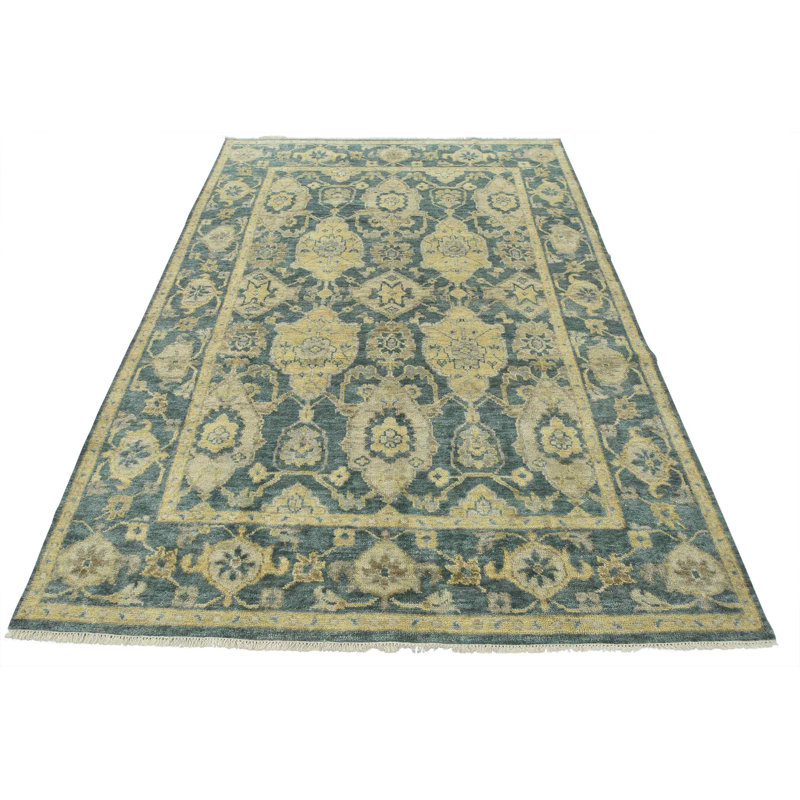 Tapis unique 9 pi 2 po x 11 pi 10 po Govinda