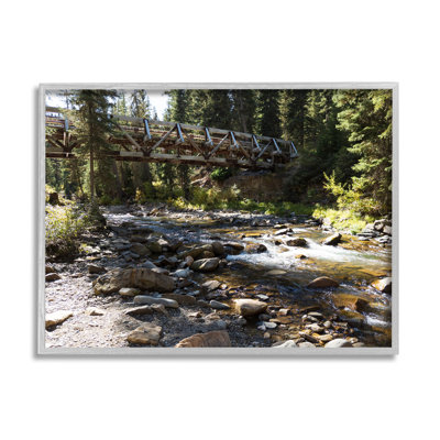 Pont sur le ruisseau Babling par Stede Bonnett - photographie à cadre flottant sur bois