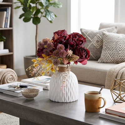 Faux fleurs dans un vase, fleurs en soie artificielle dans un vase en céramique