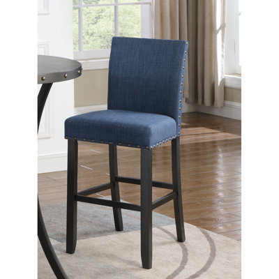 Élégants tabourets de bar en tissu avec garniture cloutée, ensemble de 2, pour une expérience d'assise chic et confortable.