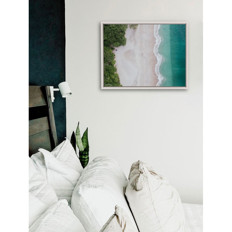 «Beach Day» par Kristen M. Brown, H 27,5 po x l 21,5 po x P 1,25 po, Toile avec cadre blanc