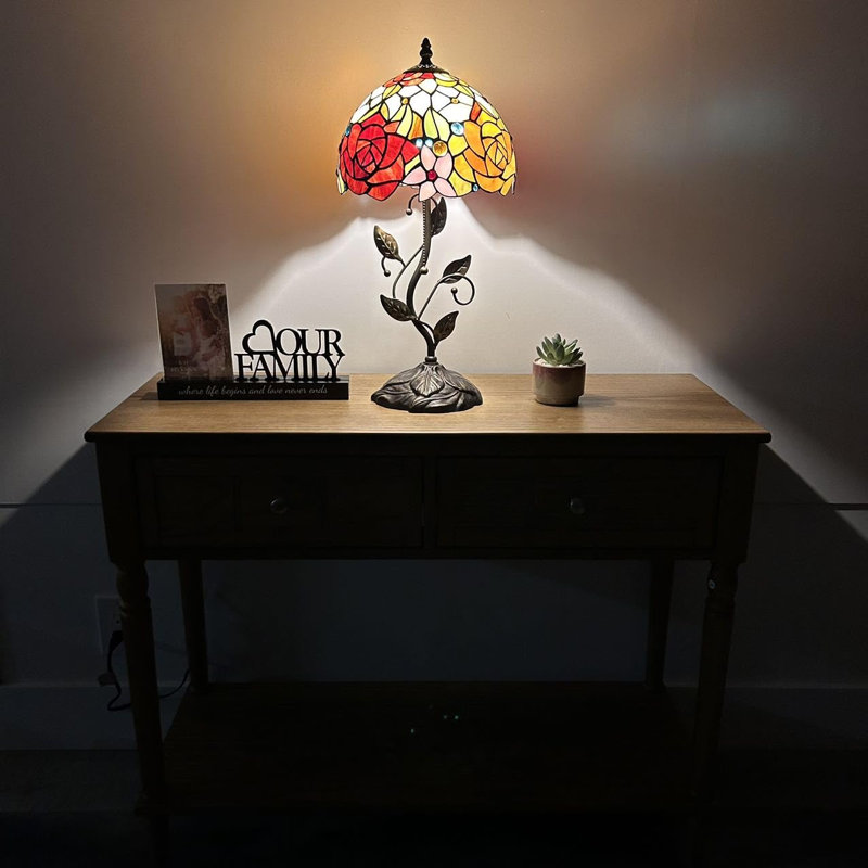 Lampe de table Haydee Tiffany en verre teinté avec fleurs roses et ampoule DEL en fer et feuilles en métal l 10 po x P 10 po x H 20 po