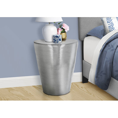 Table d'appoint compacte en stratifié taupe foncé avec rangement caché et porte-gobelet double, parfaite pour le salon ou la chambre à coucher