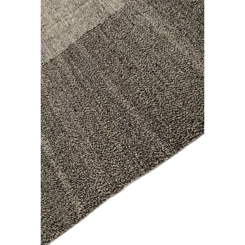 Tapis noir et blanc 8 x 10 Petrella