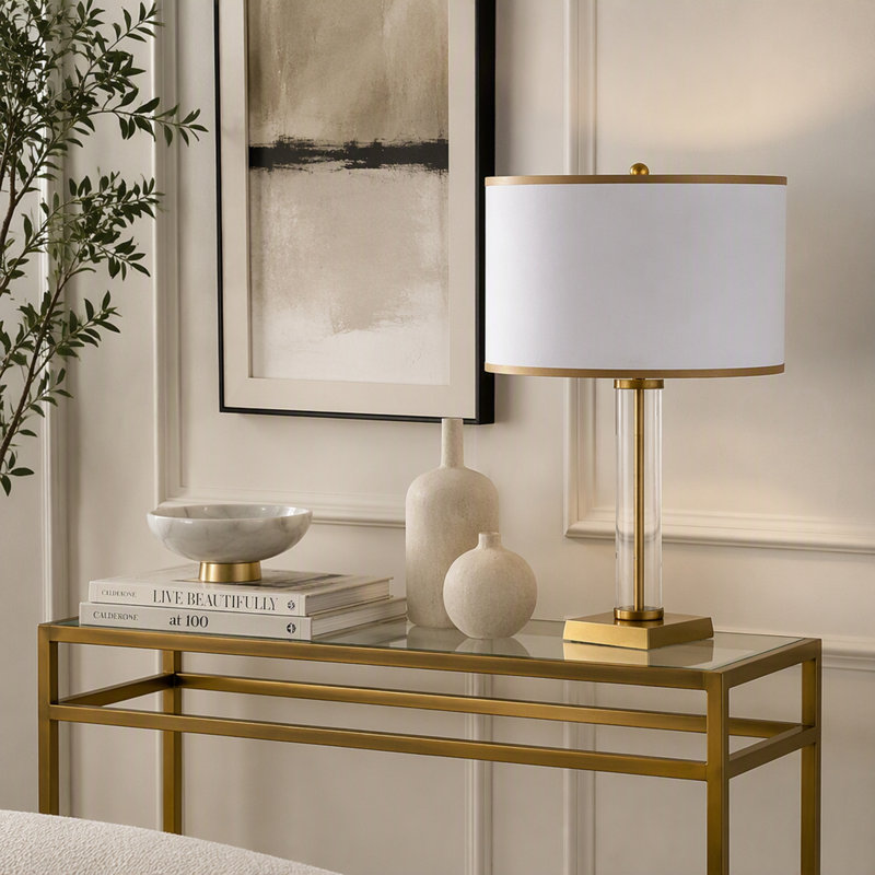 Lampe de table 16x16x24" dorée et blanche avec cylindre en verre et base sur pied (assemblage de l'abat-jour requis)