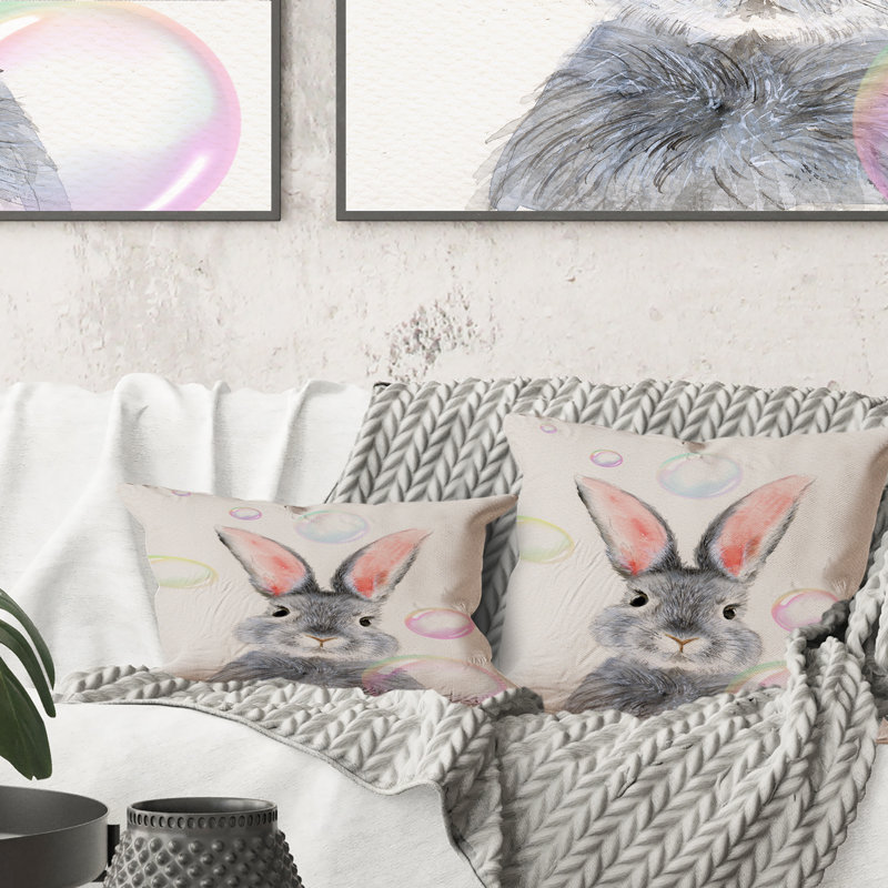 Joli lapin gris moelleux - Coussin décoratif à imprimé traditionnel, 16 po x 16 po