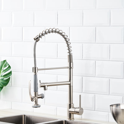 Robinet d'évier de cuisine à poignée simple en nickel brossé - moderne avec tirette chaude et froide pour une utilisation commerciale
