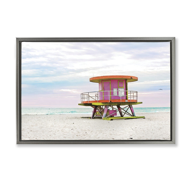 Cabane de sauveteur avec cadre flottant ciel pastel, design par Seven Trees Design, H 21 po x l 31 po