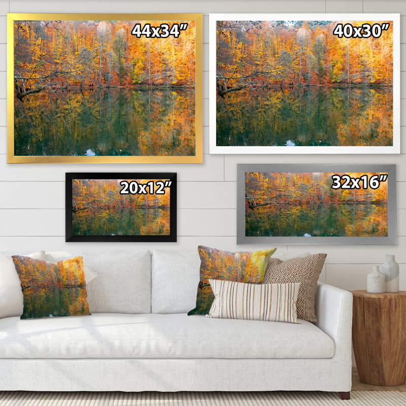 Automne, feuilles colorées sur un lac - reproduction d'art sur toile traditionnelle, Cadre photo noir