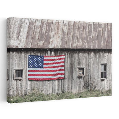 Vieille grange patriotique - photographie de ferme contemporaine