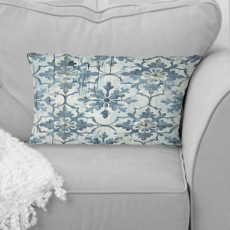 Motif de charme floral bleu bébé rustique IV - coussin floral, H 12 po x l 20 po, Forme rectangulaire