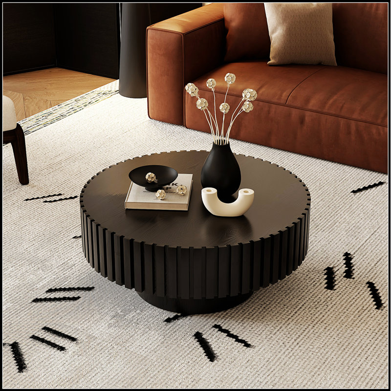 Table basse ronde avec relief fabriqué à la main et piédestal robuste, parfaite pour les salons modernes