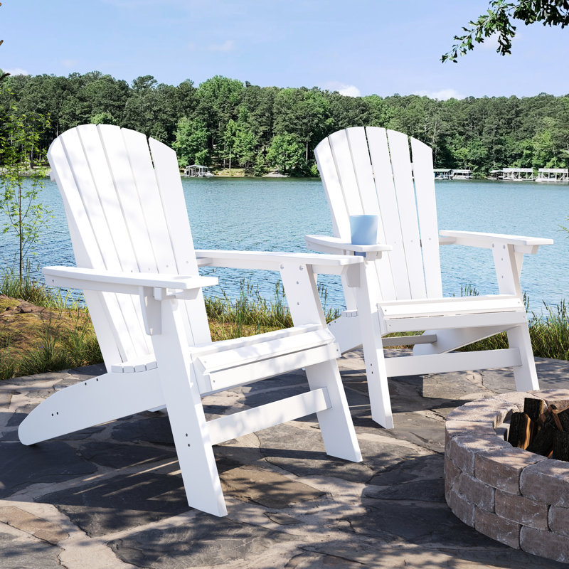 Chaise d'extérieur en bois blanc avec dossier incurvé et porte-gobelet intégré pour une vie pratique