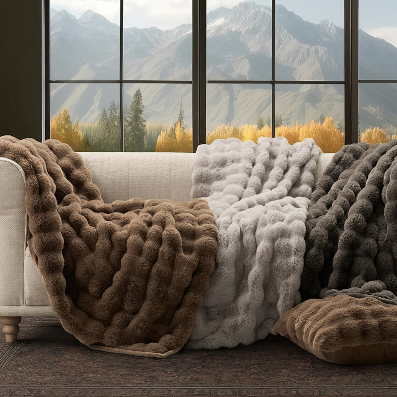 Jeté en fausse fourrure Ridgeline, L 90 po x l 90 po, Brun clair naturel