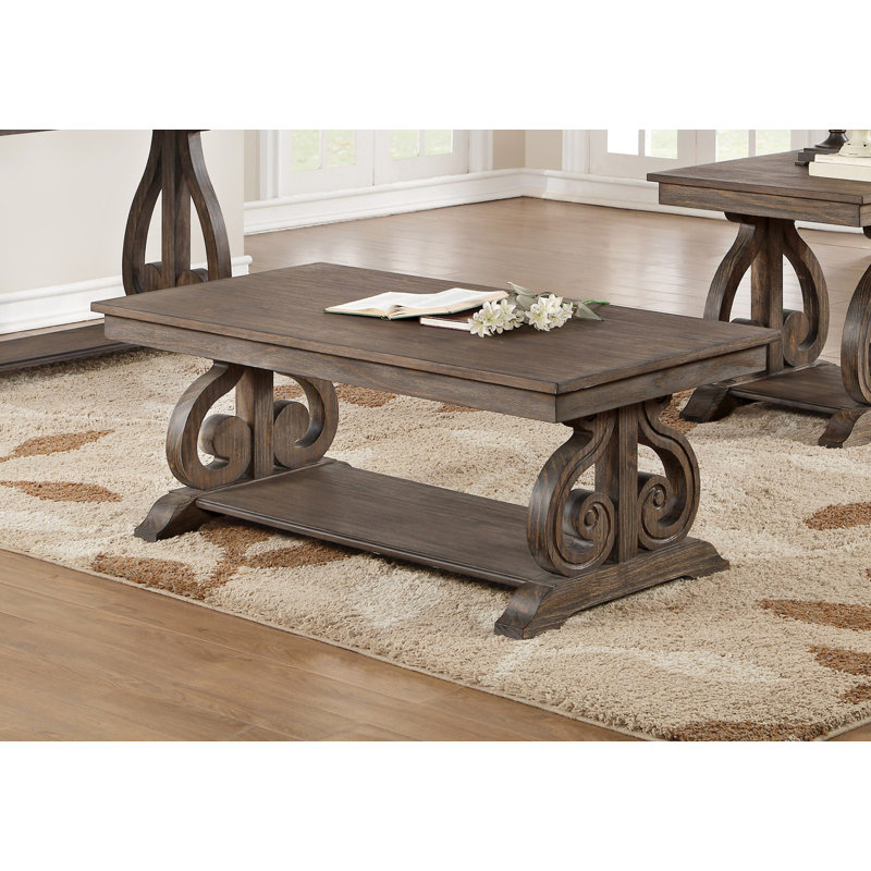 Table de cocktail en bois classique classique avec base à volutes et tablette inférieure pour un décor de salon élégant