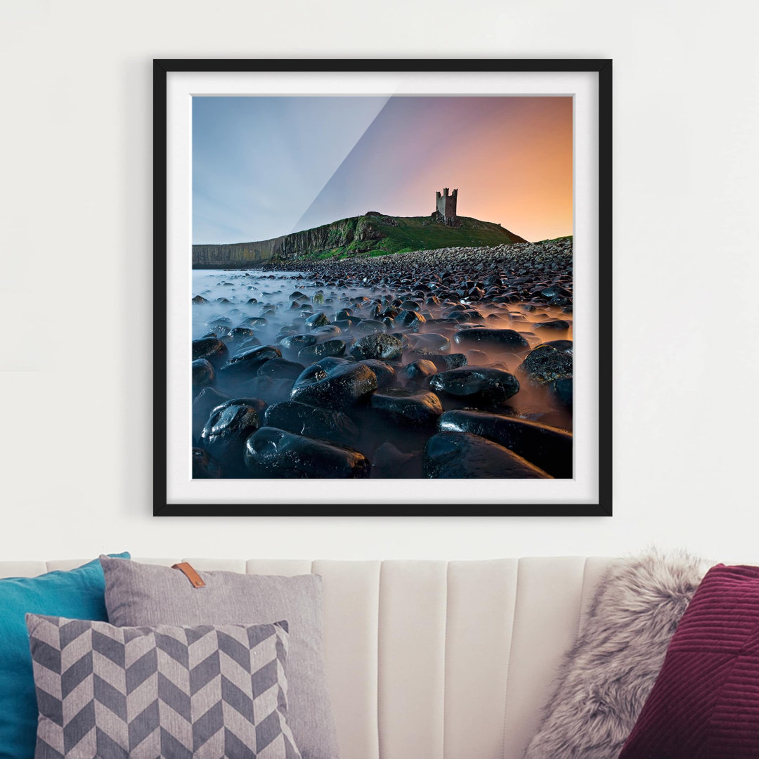 Gerahmtes Papierbild Sonnenaufgang mit Nebel bei Dunstanburgh Castle