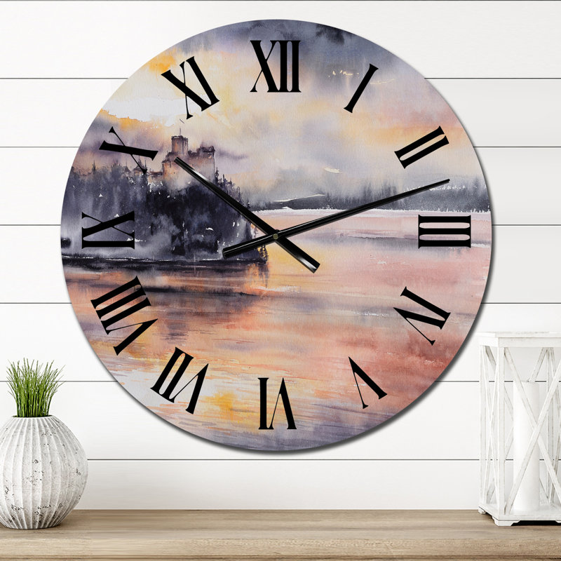 Horloge murale du château médiéval au coucher du soleil au bord du lac, Petit