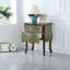 Commode peinte dans le salon.