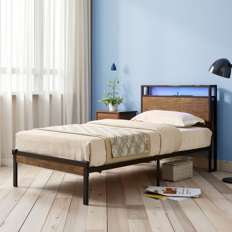 Base de lit plateforme en métal avec tête de lit et pied de lit en bois avec port USB, lumières DEL, pas de sommier, grand rangement sous le lit, assemblage facile