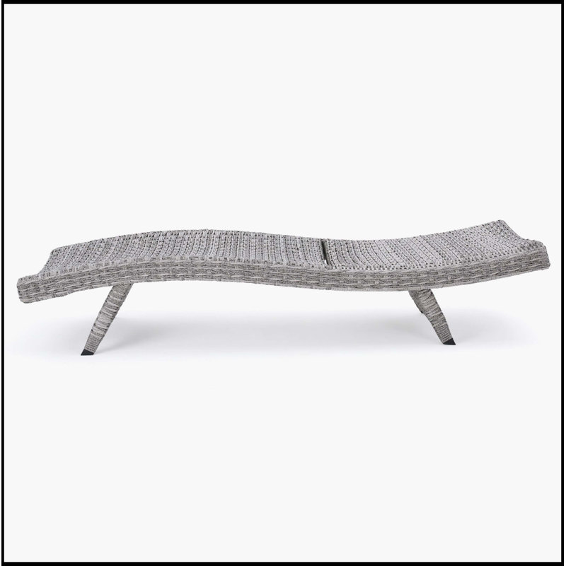 CHAISE LUNGE