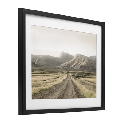 «Misty Mountain Road View», reproduction sous verre encadrée, conception par Leah Straatsma