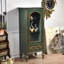 Vert massif + bois manufacturé + vitrines