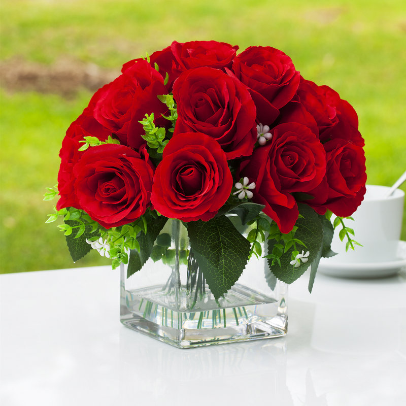 Roses artificielles dans un vase en verre, Rouge