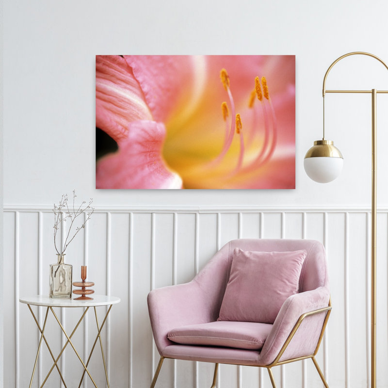 Gros plan sur une fleur rose abstraite avec étamine, art mural contemporain abstrait, H 24 po x l 36 po