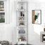 Armoire de coin pour le rangement de la salle de bain avec deux portes, des tablettes réglables et une tablette ouverte, idéale pour économiser de l'espace et organiser des articles
