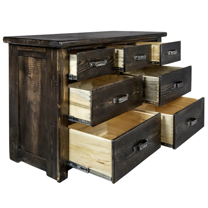 Commode 7 tiroirs Bigstone de la collection Big Sky avec détails en fer forgé, Teinture jacobien / laque transparente