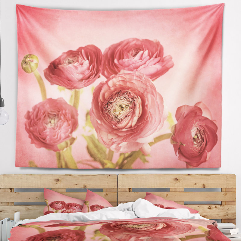 Bouquet de fleurs renoncule sur tapisserie rose, H 32 po x l 39 po