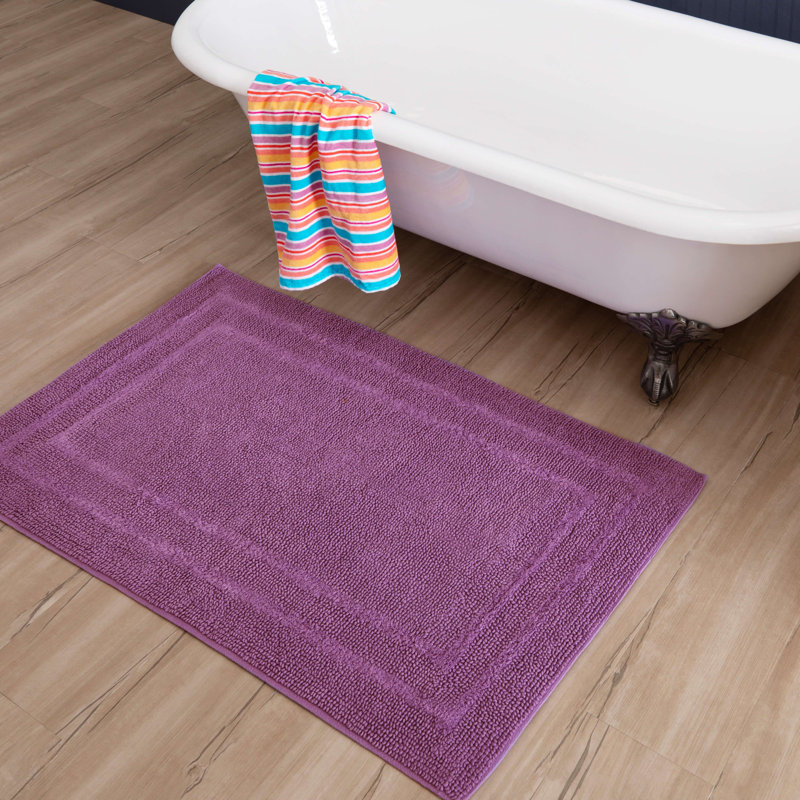 Tapis de bain lavable à la machine Kail, L 27 po x L 45 po, Fiesta magenta