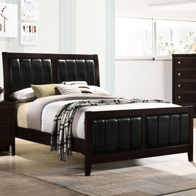 Grande chambre à coucher Cappuccino - Comprend un lit à panneau avec similicuir noir dans un cadre cappuccino et un revêtement en bois attrayant