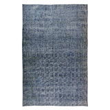 Tapis turc fait à la main de 7 x 10,5 pi et teint en bleu pour des intérieurs modernes
