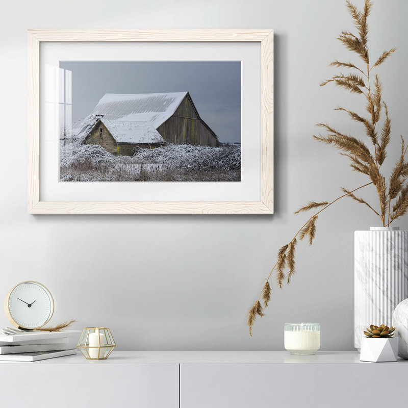 Winter Barn, impression sur papier encadrée, Blanc, H 28 po x l 42 po x P 1,5 po