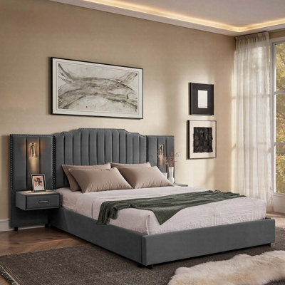 Structure de lit tapissier grand format avec tissu en velours, tête de lit capitonnée à rayures verticales, tables de chevet intégrées et lampes réglables, aucun sommier nécessaire