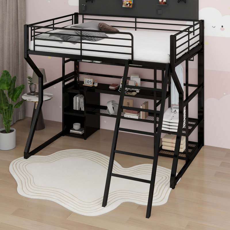 Lit mezzanine double avec plusieurs tablettes de rangement et garde-robe ouverte, lumières DEL et bureau