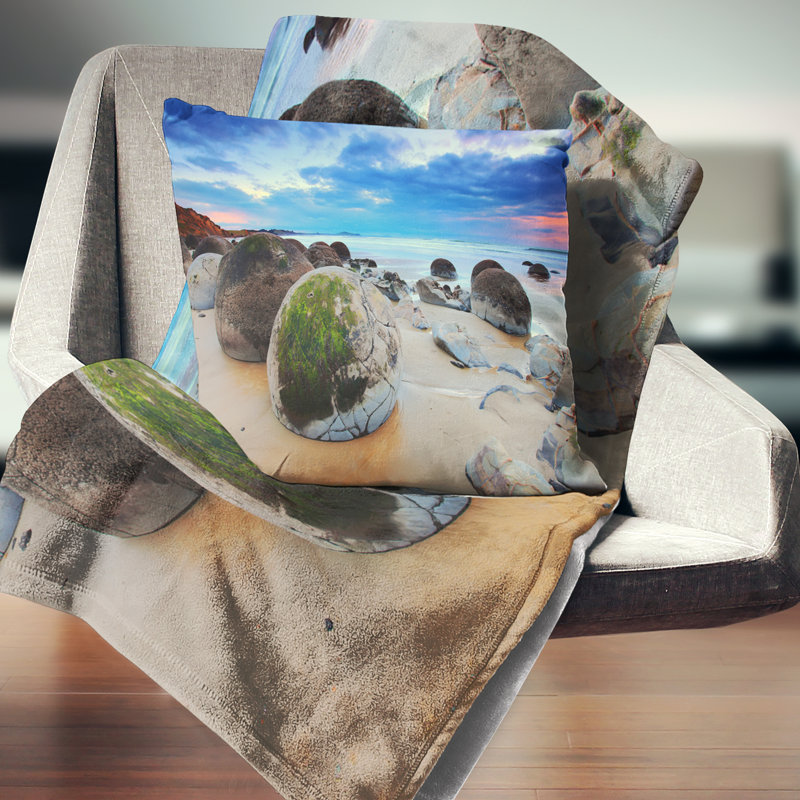 Housse de coussin carrée Cloudy Sunrise au-dessus de Moeraki, 16 po x 1 po
