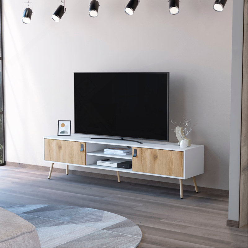 Élégant meuble télé blanc et Macadamia avec 2 tiroirs à charnières, des tablettes ouvertes et une gestion des câbles pour une vie moderne.