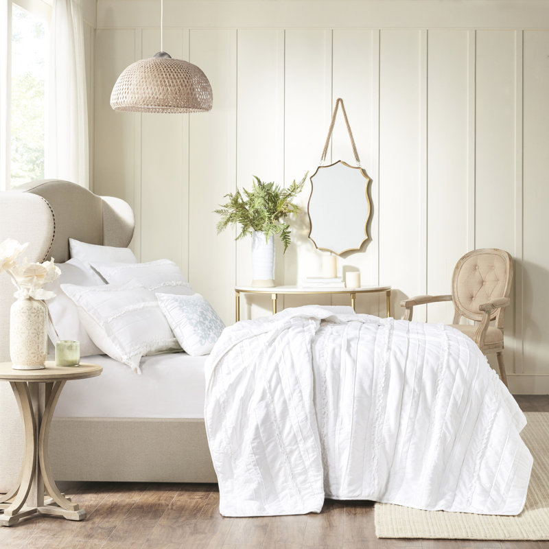 Courtepointe en microfibre blanc très grand / très grand blanc à volants, housse 100% avec coussin contrastant 4 pièces à volants avec très grand jeté, look élégant