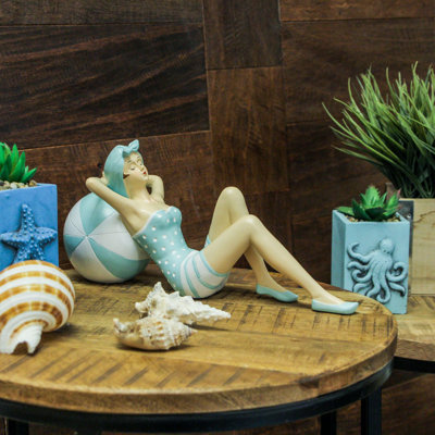 Figurine de décor de plage en polyrésine moulée à froid Meis, maillot de bain à pois bleu clair - 11,75 po x 5 po x 5,5 po