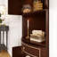 Une armoire d'angle multifonctionnelle et peu encombrante-558244049