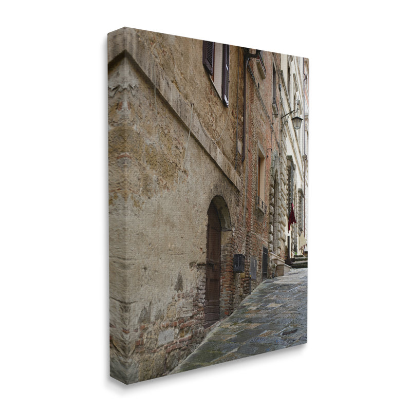 Architecture historique, allée de briques, rue extérieure, par Nancy Crowell - photographie sur bois, H 30 po x l 24 po