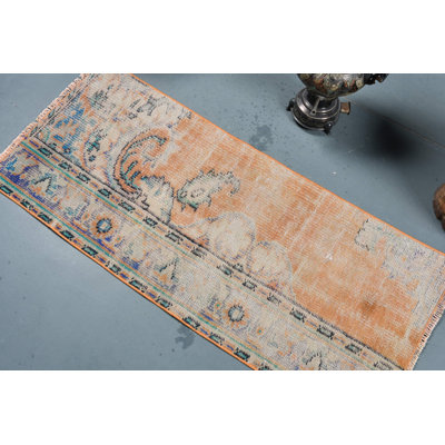 Tapis turc antique en orange pour un décor bohème - Idéal comme petit couloir noir / orange