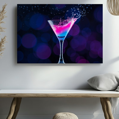 Toile Un verre à martini saisissant élégamment profilé et lustré se démarque sur un fond noir d'encre rempli d'art mural en toile