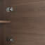 L'armoire de salle de bain brune de 30 pouces avec une porte à lattes à motif horizontal, jumelée à un bassin en céramique blanche, présente un design moderne à la fois imperméable et durable.